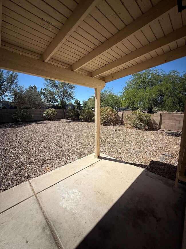 Building Photo - Delightful East Side 3 bedroom/2 bath Home with AC