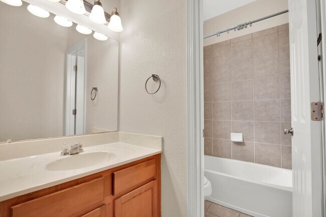 Building Photo - Adorable 3 bedroom 2.5 bath condo in Easts...