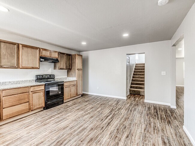 Building Photo - Charming Home + Balcony + Centrally Locate...