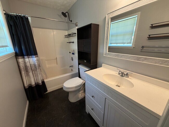 Building Photo - 3-Bedroom Home in Quiet Neighborhood Located in St. Robert, MO!