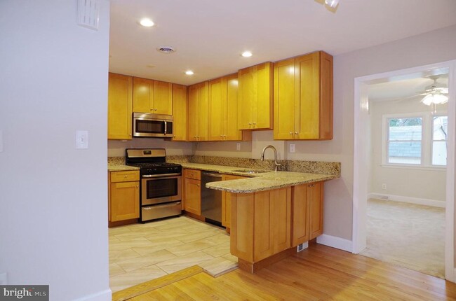 Building Photo - 6956 Westhampton Dr