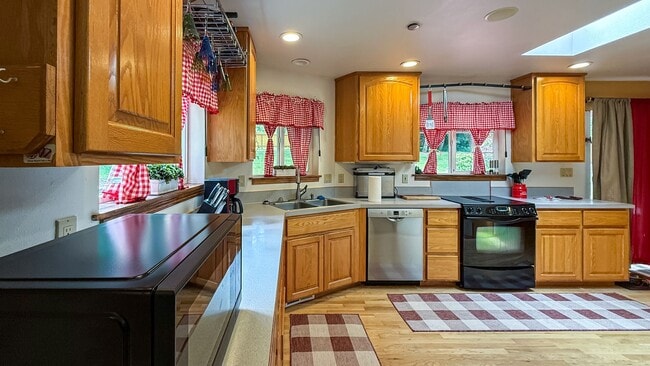 Building Photo - Fun, furnished home in a woodsy setting. 6...