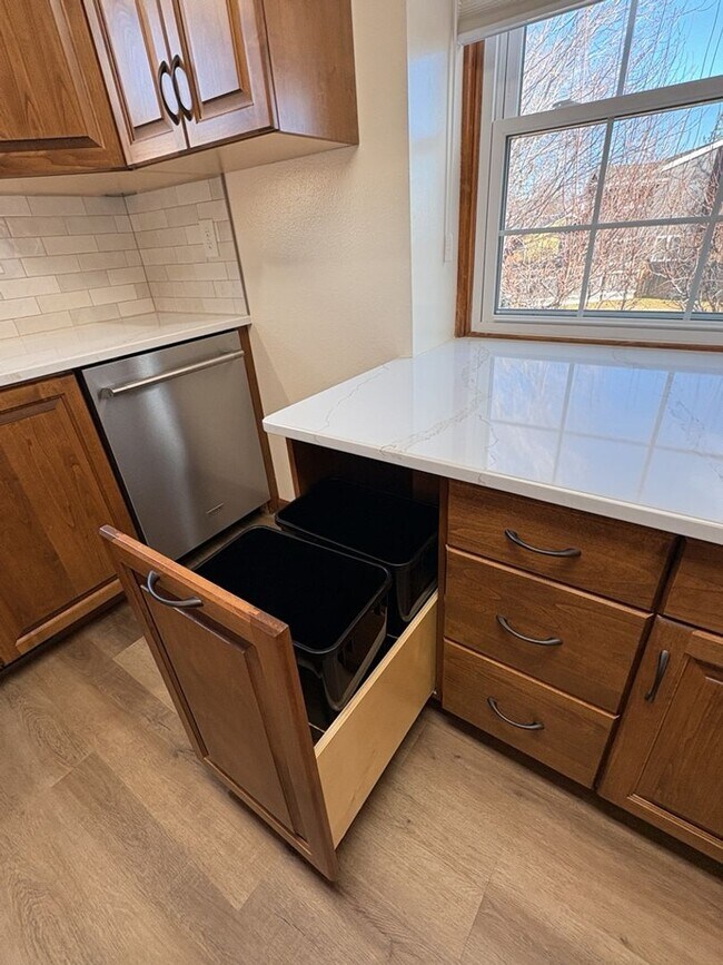 Building Photo - Updated 3BD/2BA with Garden Basement & Low Maintenance Living