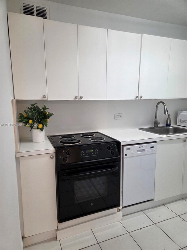 Building Photo - 5313 Collins Ave