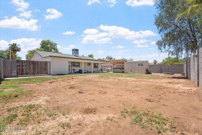 Building Photo - 2116 W Garden Dr