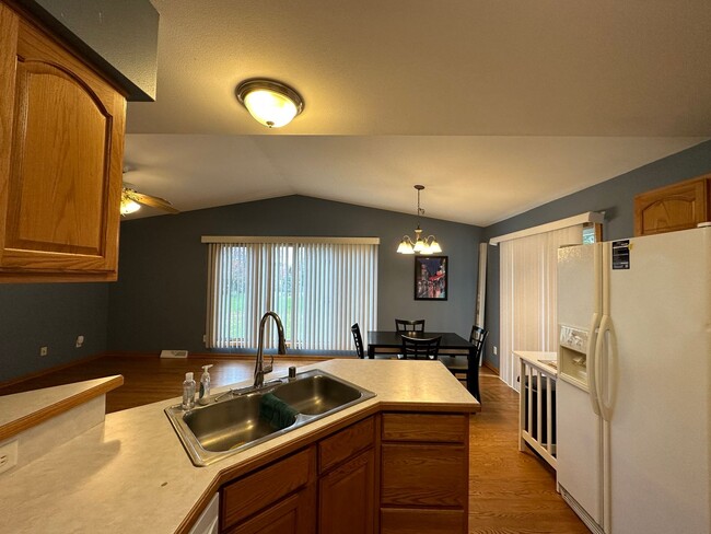 Building Photo - Huge 3BR/3BA house on Madison's West Side!