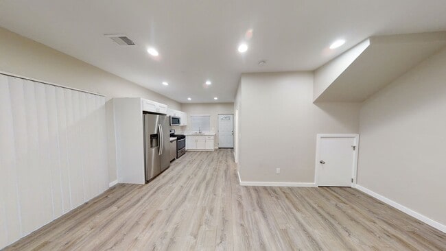 Building Photo - 4BD/2BA on Montezuma!