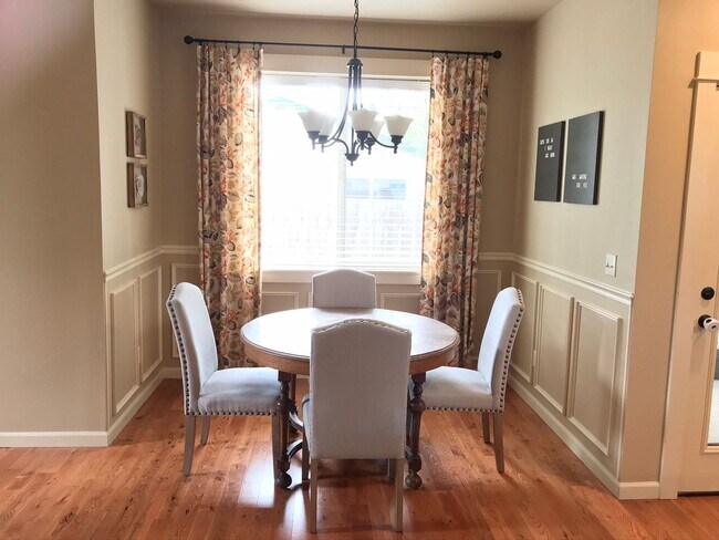 Building Photo - 4bed/3ba Old Portland style Home Nestled i...