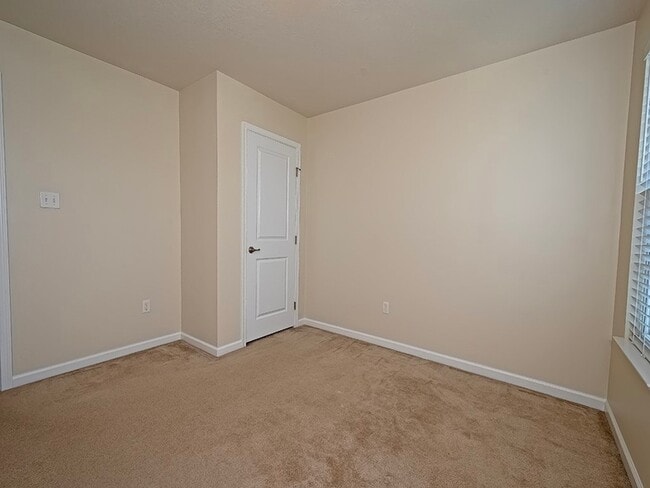 Building Photo - 627 Edison Dr