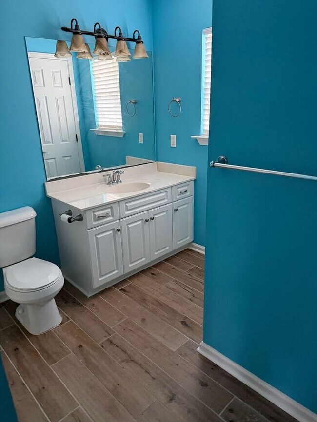 Building Photo - Maintenance Free Living 3 Bed/2.5 Bath