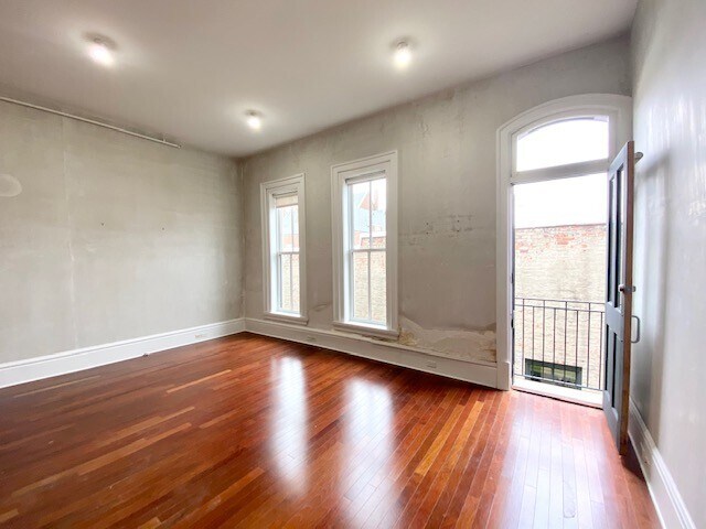 Building Photo - 520 1/2 E Grand Ave