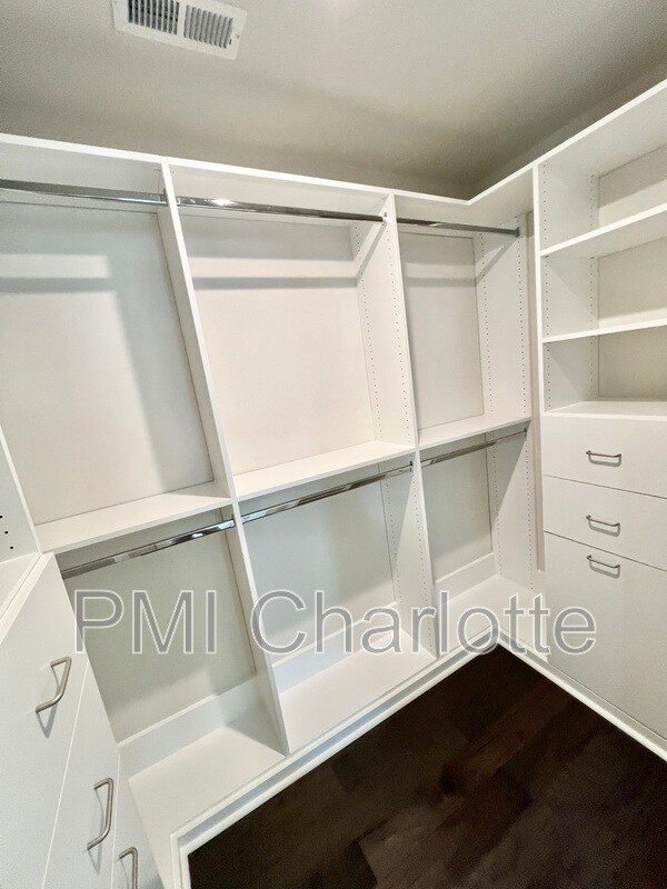 Building Photo - 240 Parkwood Ave