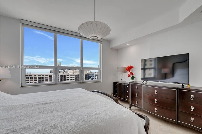 Building Photo - 848 Brickell Key Dr