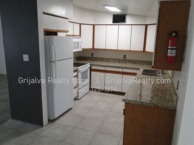 Building Photo - 1415 E Lester St