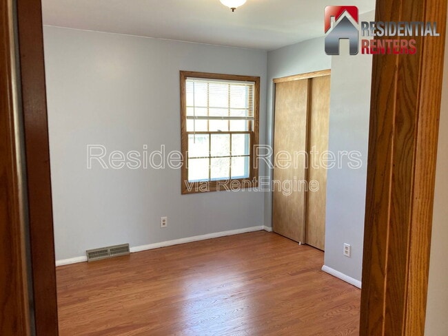 Building Photo - 257 S Regis Rd