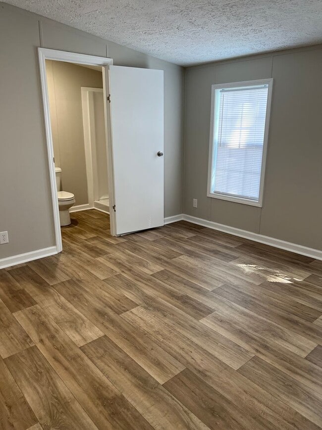 Building Photo - Fully Renovated & Pet Friendly 3 Bedroom, ...