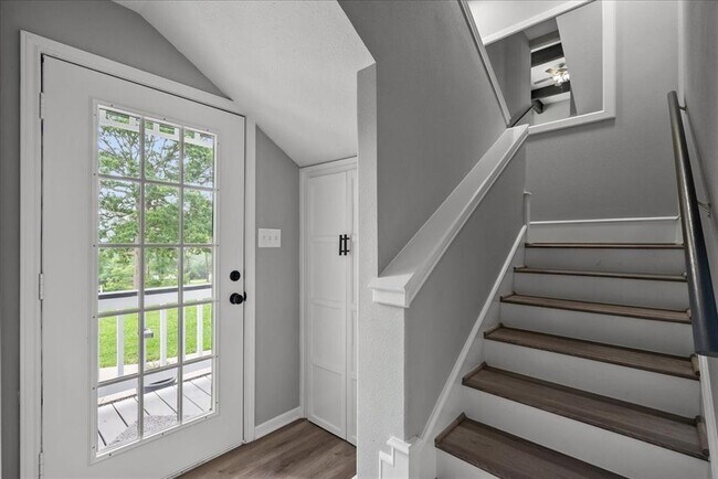 Building Photo - 401 Paradise Dr