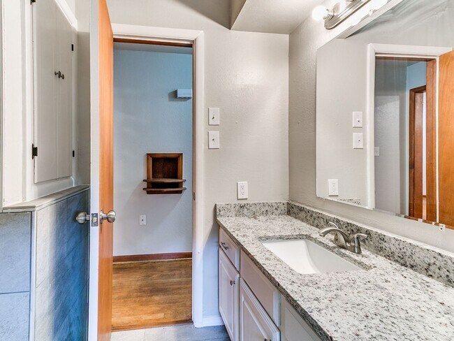 Building Photo - 721 E Bouse Dr