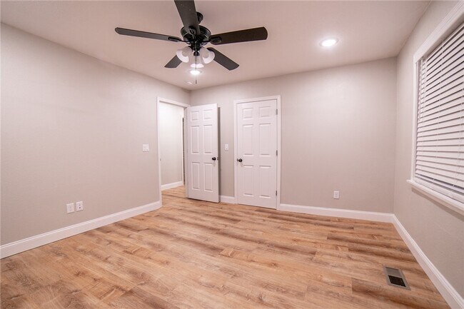Building Photo - 1647 Carolyn Dr