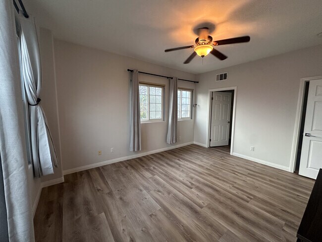 Building Photo - 10929 Landale St