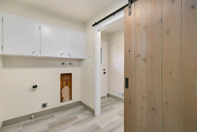 Building Photo - 1726 Cameo