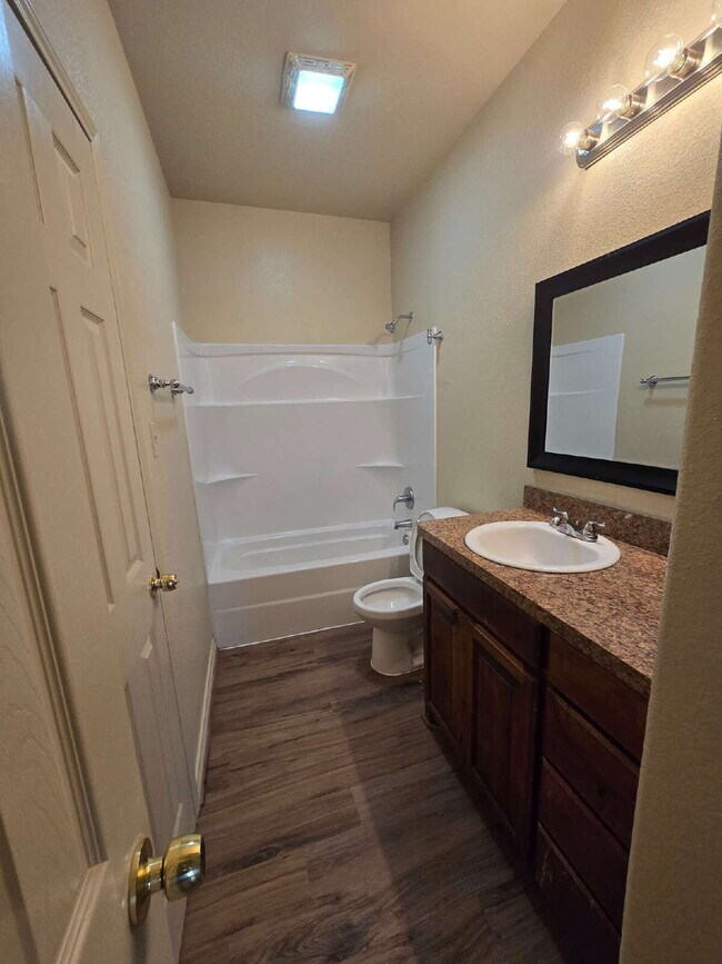 Building Photo - Completely renovated 3-Bed Duplex in the M...