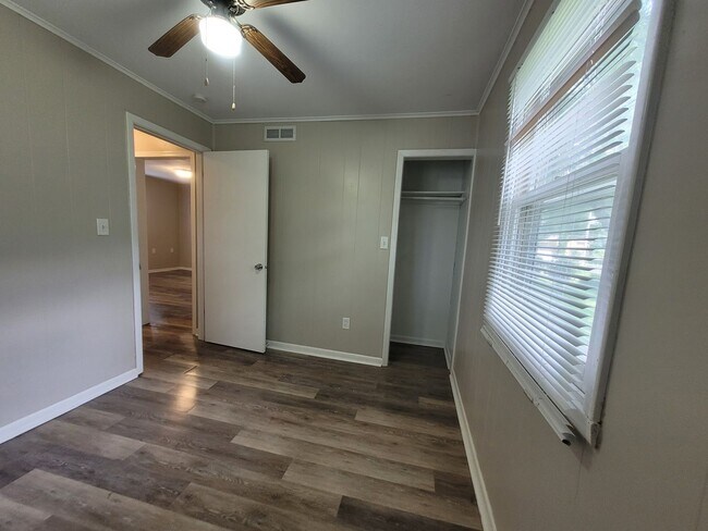 Building Photo - Cozy two bedroom home, pet friendly!