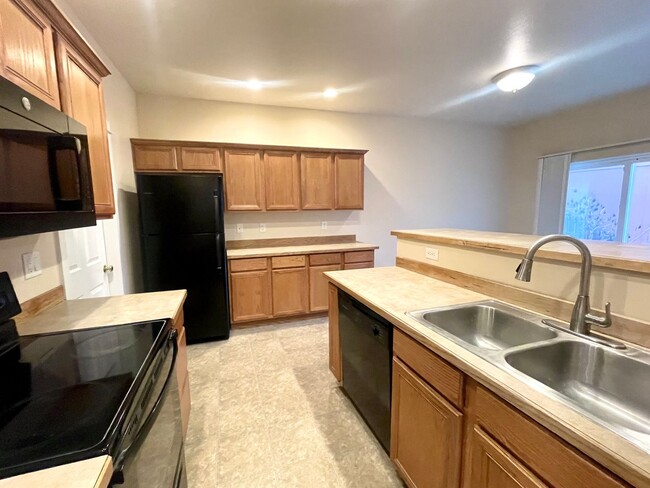 Building Photo - BEAUTIFUL TOWNHOME LOCATED IN REDMOND!