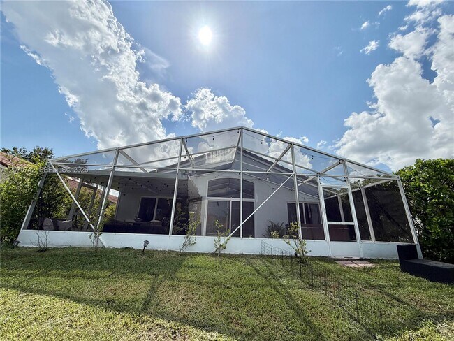 Building Photo - 415 NW 165th Ave