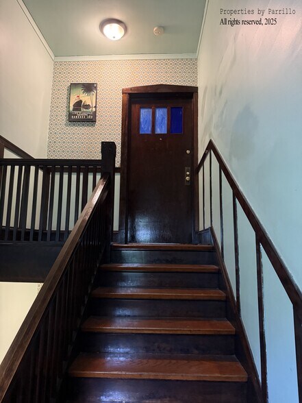 Entance hallway to Unit: 3; {1338 West Winona Street, Unit: 3} - 1338 W Winona St