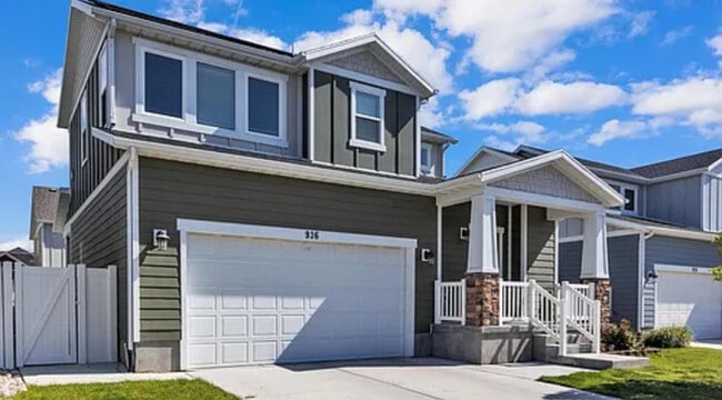 Building Photo - Your Next Home Awaits!