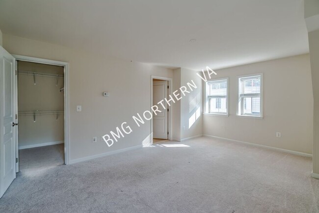 Building Photo - 3316 S Kemper Rd