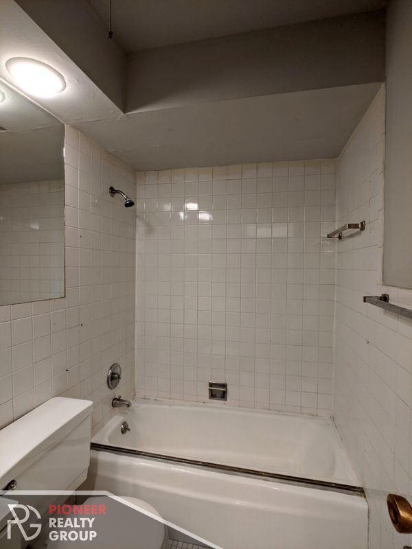 Building Photo - 510 W Briar Pl