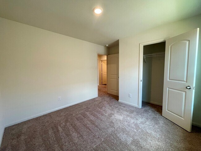 Building Photo - 313 Cres Park Dr