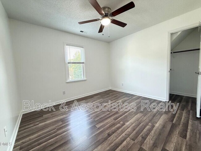 Building Photo - 401 Holly Berry Ln