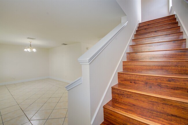 Building Photo - 15850 E Park Ct