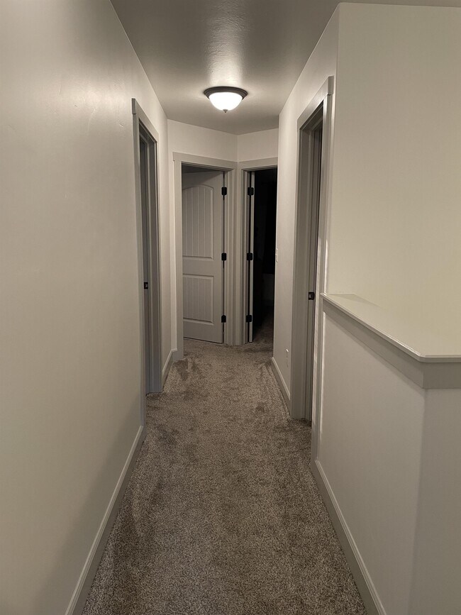 Building Photo - 1227 SilverCrest Dr