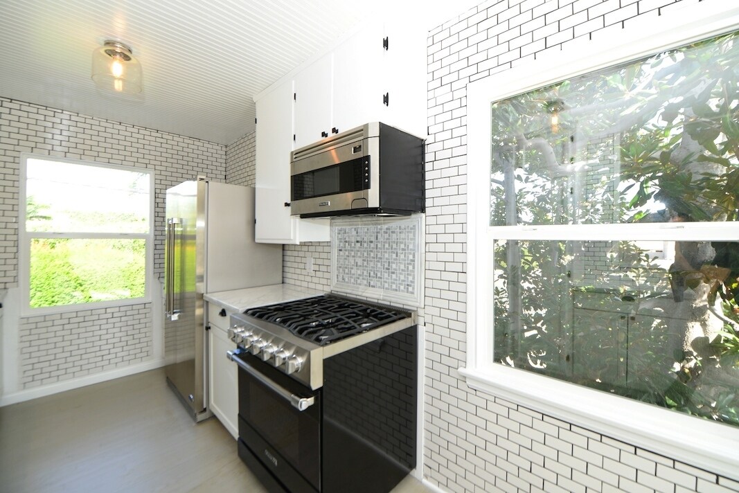 Building Photo - 2579 Granville Ave