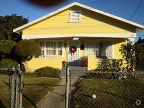 Building Photo - 207 W 40th Pl