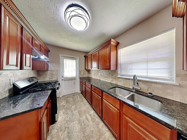 Building Photo - Lovely 3 Bed located in Stone Mountain.