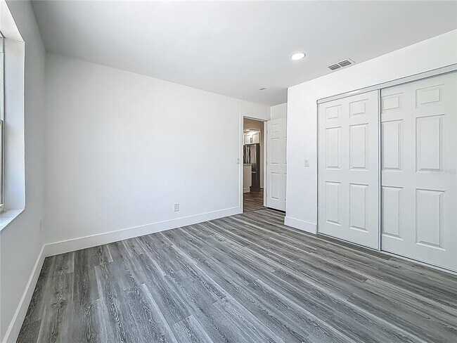 Building Photo - 1755 Shore Acres Blvd NE