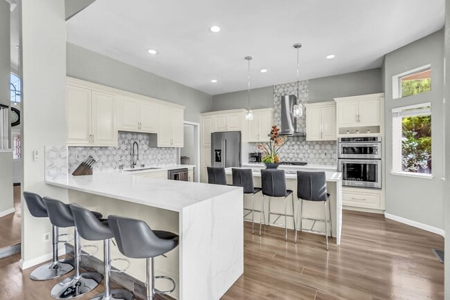 Building Photo - 2435 Pinehurst Ct