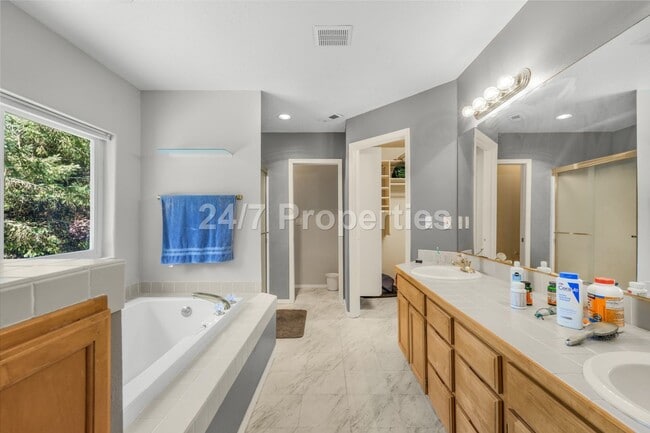Building Photo - Inviting 3 BD | 2.5 BA Home w/ Massive Bac...