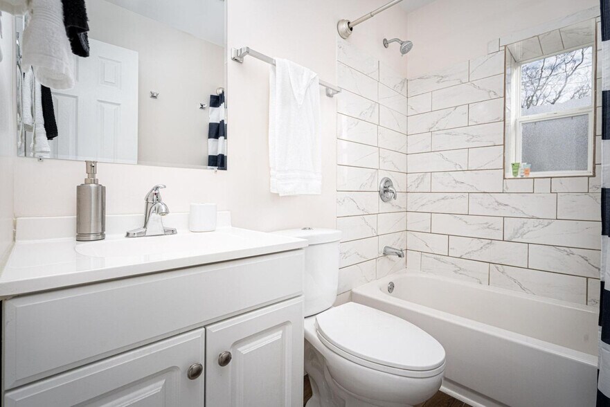 Building Photo - 2549 Columbia Ave