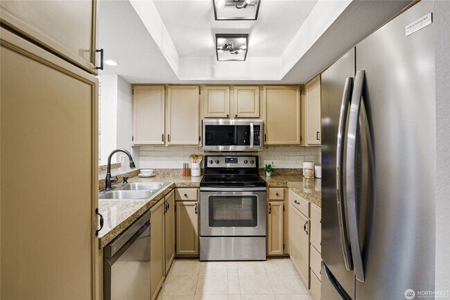 Building Photo - Spacious 2-Bedroom Ground Floor Condo with Private Yard in Kirkland
