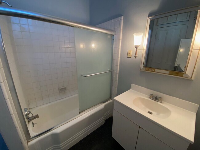 Building Photo - Top floor unit in the heart of Garden District!