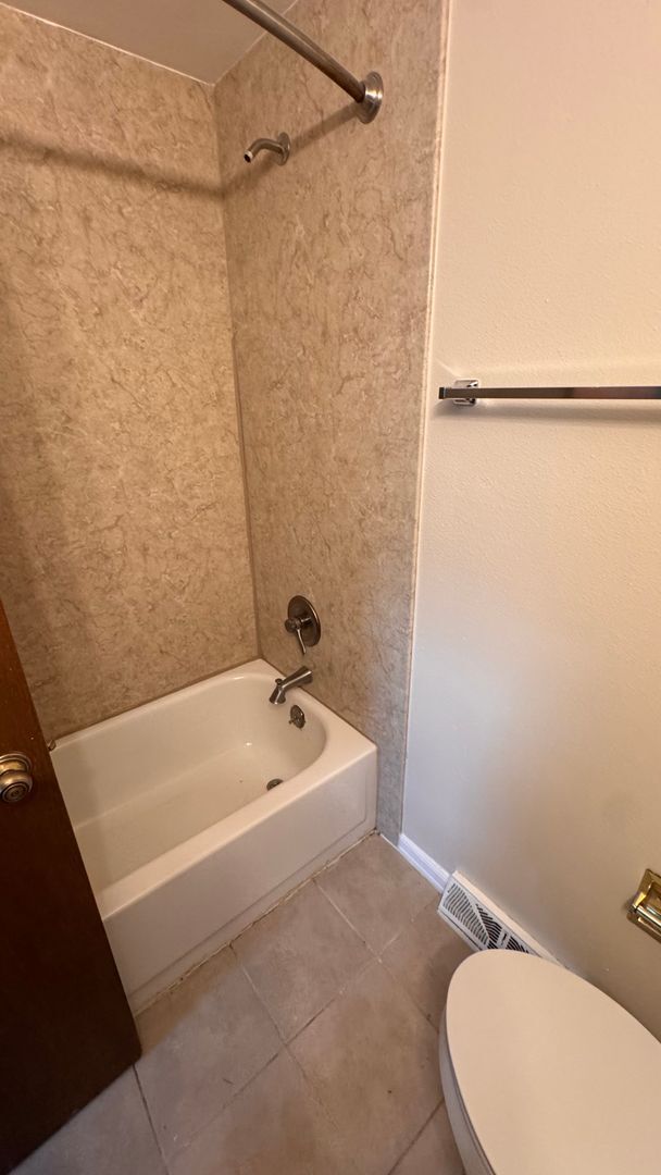 Building Photo - 3 bed 2.5 bath w/ garage, Great location off University and Dry Creek, close to Southglenn Mall a...