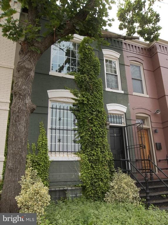 Building Photo - 623 Morris Pl NE