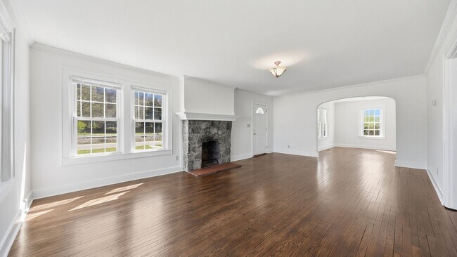 Building Photo - 3 bedroom White Oak home available NOW!