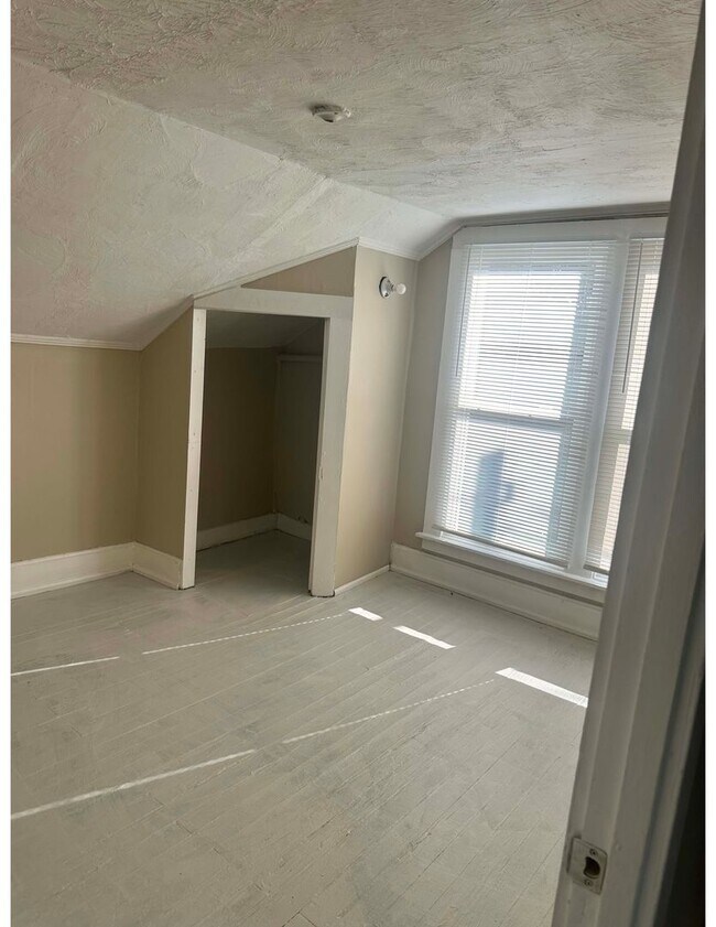 Building Photo - Large three bed home for rent